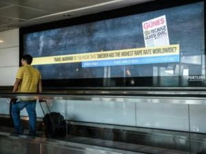 لوحة اعلانية في صالة المغادرة في مطار اتاتورك تنبه المسافرين بشأن ارتفاع معدل الاغتصاب في السويد

