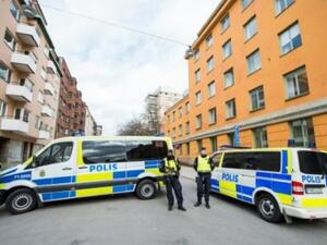 عناصر من الشرطة السويدية يقطعون الطريق امام محكمة ستوكهولم
