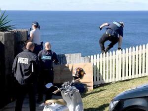 رجل شرطة أثناء أحدى المداهمات ضد المخدرات في سيدني يوم الثلاثاء-صورة لرويترزملحوظة
