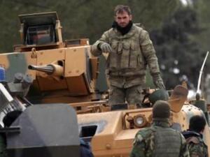 أفراد من القوات التركية ومن الجيش السوري الحر في مدينة الباب بشمال سوريا

