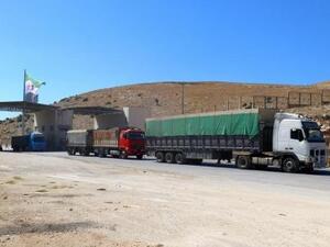 شاحنات تعبر معبر باب الهوى في سوريا
