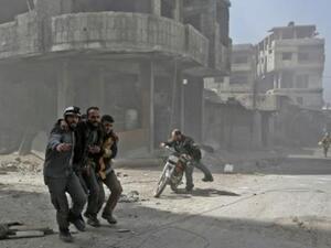 متطوعون من الدفاع المدني السوري يساعدون رجلا في حمورية في الغوطة الشرقية

