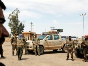 عناصر من قوات سوريا الديموقراطية وجنود اميركيون (يسار) يستعدون لاطلاق هجوم ضد تنظيم الدولة الاسلامية قرب البوكمال في 1 ايار/مايو

