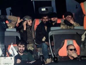 حافلة عسكرية ضمن قافلة تنقل مقاتلين سوريين تدعمهم انقرة قبل عبورها الحدود مع سوريا في محافظة هاتاي
