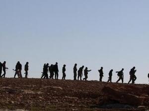 مقاتلون من المعارضة السورية قرب مدينة الباب

