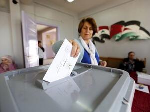 امراة سورية تدلي بصوتها في الانتخابات