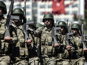 عناصر من الجيش السوري خلال عرض عسكري