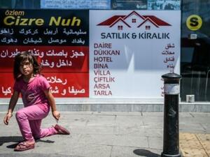 طفلة سورية امام مكتب سفريات في اسطنبول
