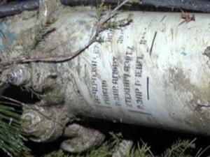 صورة مأخوذة من مقطع فيديو لحطام ما يعتقد انه طائرة حربية سورية بعد تحطمها على الجانب التركي من الحدود مع سوريا يوم السبت

