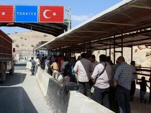 سوريون فارون من إدلب السورية إلى تركيا

