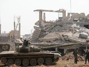 جنود من الجيش السوري بالقرب من مخيم اليرموك الفلسطيني في دمشق
