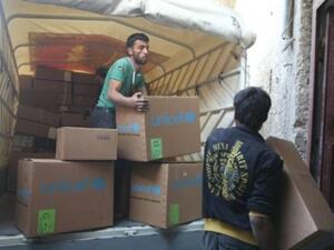 سوريون يفرغون مساعدات انسانية قرب مدينة النشابية في منطقة الغوطة الشرقية قرب دمشق الخاضعة للمعارضة

