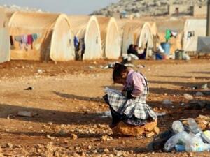 فتاة تجلس خارج خيمة في مخيم الفرات للنازحين من دير الزور شمال بلدة كفر دريان في ريف محافظة ادلب شمال سوريا

