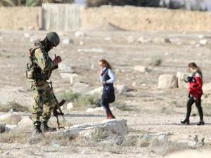 جندي من الجيش السوري يحرس آثار في مدينة تدمر السورية

