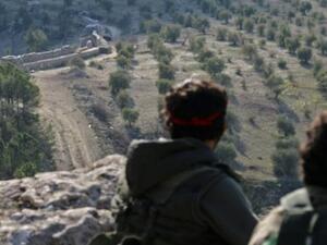 مقاتلون سوريون مدعومون من تركيا بالقرب من الحدود السورية التركية

