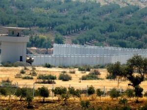 حائط يفصل الحدود التركية السورية قرب إقليم كلس التركي بجنوب شرق البلاد
