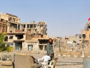 عنصر من قوات النظام السوري في احد شوارع دير الزور
