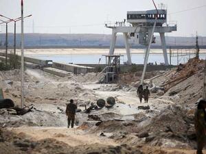 الطريق إلى سد الطبقة شاهد على ضراوة القتال بين داعش وقوات سوريا الديمقراطية
