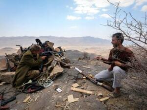 مسلحان من القبائل اليمنية التي تقاتل إلى جانب القوات الحكومية المدعومة من التحالف العربي بقيادة السعودية في تعز ثالث مدن اليمن
