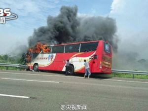 26 قتيلا في احتراق حافلة سياحية في تايوان
