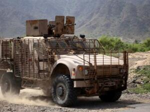 آلية مدرعة للقوات الموالية للرئيس اليمني عبد ربه منصور صالح في تعز خلال معارك مع الحوثيين
