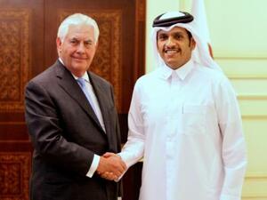 وزير الخارجية الأمريكي ريكس تيلرسون (الى اليسار) ونظيره القطري الشيخ محمد بن عبد الرحمن آل ثاني في الدوحة
