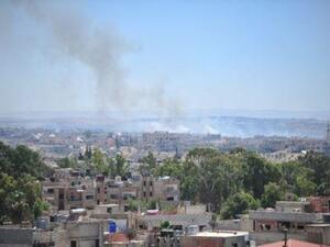 دخان يتصاعد من منطقة بجنوب شرق محافظة درعا في سوريا
