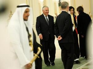 وزير الخارجية الأمريكي ريكس تيلرسون في وسط الصورة ينضم إلى وفد الرئيس الأمريكي دونالد للمشاركة في اجتماع مع العاهل السعودي الملك سلمان في القصر الملكي في الرياض 
