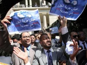 متظاهرون يحتجون ضد اتفاقية ترسيم الحدود البحرية مع السعودية في القاهرة أثناء مناقشة الاتفاقية في البرلمان يوم الثلاثاء
