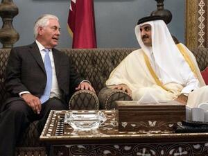 أمير قطر تميم خلال لقائه وزير الخارجية الأميركي تيلرسون في الدوحة
