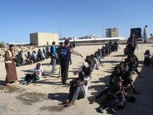 مهاجرون في قاعدة بحرية بعد انقاذهم من قبل خفر السواحل الليبي في طرابلس
