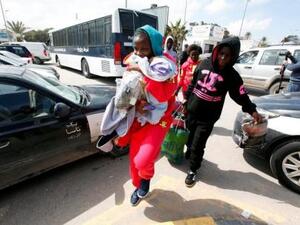 مهاجرون غير شرعيين من دول أفريقية قبل عودتهم طواعية لبلادهم في مطار شرقي طرابلس 
