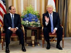 الرئيس الأمريكي دونالد ترامب (يمينا) خلال لقاء مع الرئيس المصري عبد الفتاح السيسي بالرياض يوم 21 مايو أيار 2017

