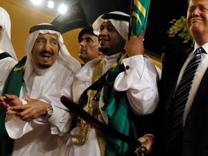 ترامب والملك سلمان يؤديان رقصة العرضة السعودية 