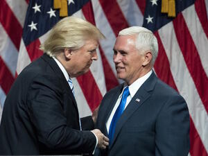 الرئيس الأمريكي دونالد ترامب (يسار) ونائبه مايك بنس  