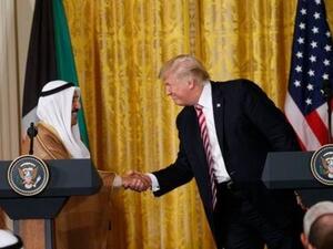 الرئيس الأمريكي دونالد ترامب (إلى اليمين) يصافح أمير الكويت الشيخ صباح الأحمد الجابر الصباح في واشنطن
