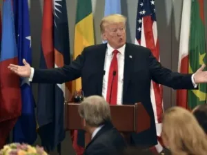 الرئيس الأميركي دونالد ترامب يتحدث خلال غداء عمل أقامه الأمين العام للامم المتحدة أنطونيو غوتيريش في نيويورك
