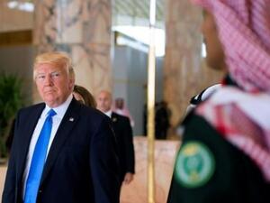 صورة نشرها الديوان الملكي السعودي للرئيس دونالد ترامب في صالون مطار الملك خالد في الرياض،

