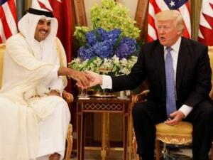 ارشيف/ الرئيس الاميركي دونالد ترامب مصافحا امير قطر تميم بن حمد