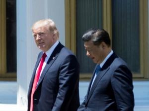 الرئيس الاميركي دونالد ترامب (يسار) وبجانبه نظيره الصيني شي جينبينغ في فلوريدا في 7 نيسان/ابريل

