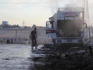 صبي يركب دراجة بالقرب من شاحنة مدمرة بعد غارة جوية على بلدة أورم الكبرى في ريف حلب الغربي في صرة التقطت يوم الثلاثاء


