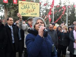 المحامية بسمة خلفاوي ارملة المعارض التونسي شكري بلعيد خلال تظاهرة للمطالبة بكشف "الحقيقة" بشأن اغتياله
