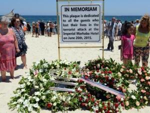 سياح ومواطنون يشاركون في مراسم تكريمية لضحايا الاعتداء على سوسة

