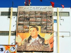 محمد البوعزيزي البائع التونسي المتجول الذي اضرم النار في نفسه مطلقا شرارة الربيع العربي
