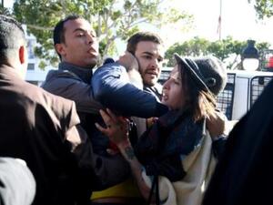 عناصر من الشرطة بلباس مدني يعتقلون ناشطين مثليين اثنين أثناء تفريقهم تظاهرة في تونس 
