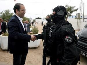 رئيس الحكومة التونسي يوسف الشاهد مصافحا عنصرا من قوة مكافحة الارهاب في جربة

