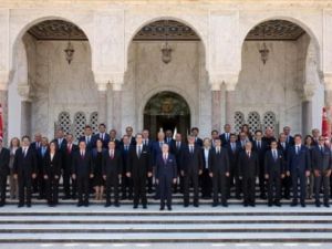 صورة تذكارية للحكومة الجديدة مع الرئيس الباجي قائد السبسي
