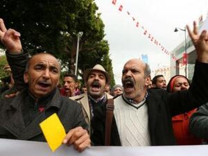 محتجون في مظاهرات ضد غلاء الأسعار وزيادة الضرائب في تونس
