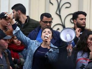 محتجون أثناء مظاهرة في تونس يوم الثلاثاء

