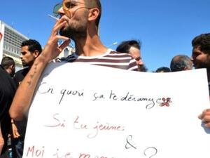 تونسي يدخن متحديا خلال تظاهرة في تونس

